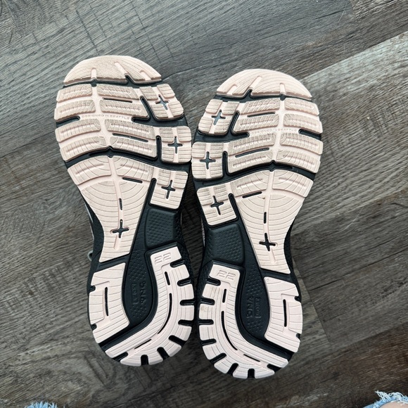 Brooks Adrenaline GTS 22 - Size 9 - Picture 4 of 4